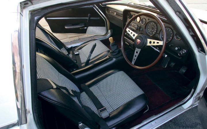 1967-mazda-cosmo-110-interior-steering-wheel.jpg
